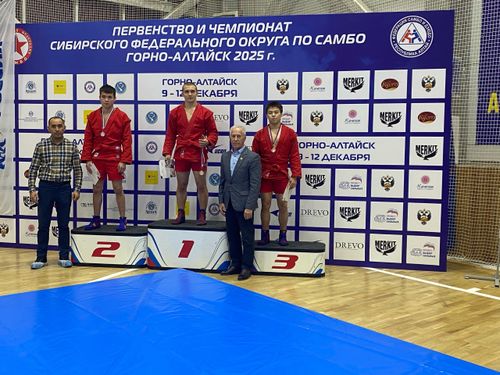 Самбисты из Тувы завоевали золото и бронзу на первенстве Сибири в Горно-Алтайске