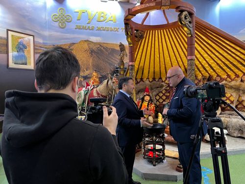 Глава Тувы Владислав Ховалыг поздравил работников СМИ с профессиональным праздником