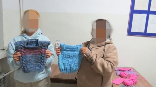 Для малышей Республиканского дома ребенка передали зимние вещи, связанные осужденными из колонии-поселения