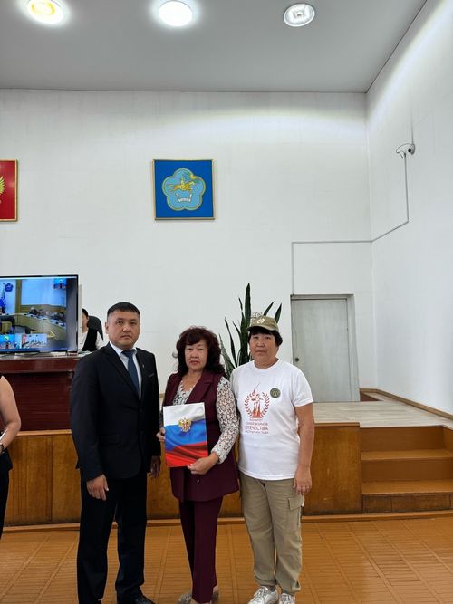 В Улуг-Хемском районе наградили волонтеров, оказывающих поддержку участникам СВО