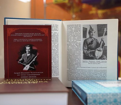 Эртине дег игилчи өнчүзү-биле харам чокка үлежип чораан