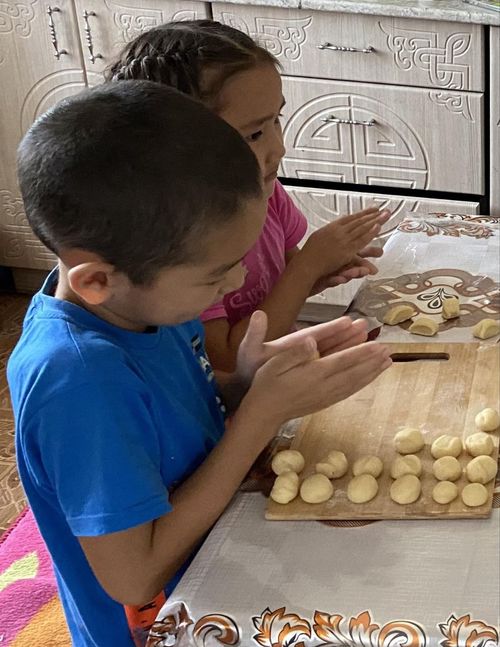Школьница из Танды помогает по быту участвующим в тушении пожаров родителям