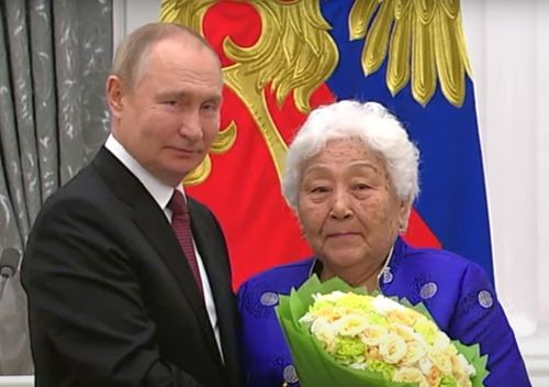 Владимир Путин в Кремле наградил врача-наставника из Тувы Алевтину Сиразитдинову