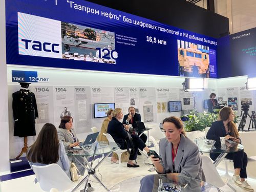 Глава Тувы посетил стенд информационного агентства ТАСС