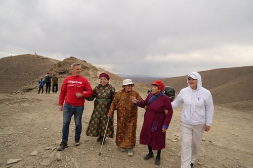Сотрудники Движения Первых Тувы помогли бабушкам взойти на Догээ
