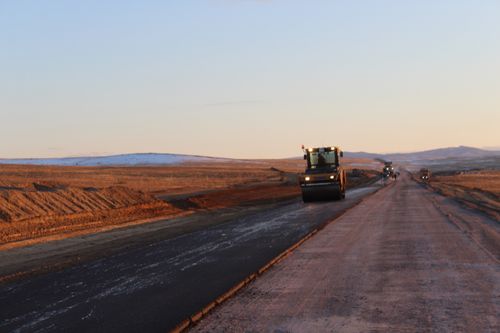 В Дзун-Хемчикском районе завершается укладка асфальта дороги к селу Шеми