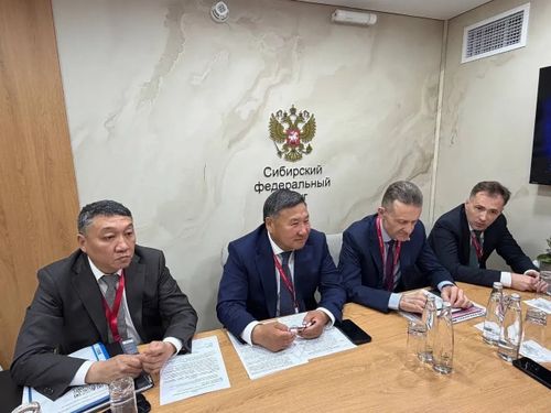 Владислав Ховалыг встретился с президентом Cosmos Hotel Group и подписал соглашение с КАМАЗом на ПМЭФ