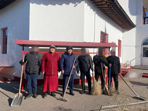 Осужденные граждане приняли участие в уборке буддийского храма в Кызыле