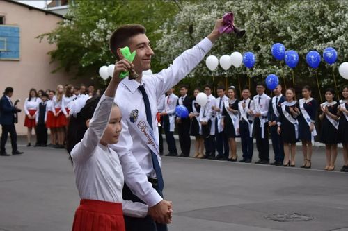 Сегодня в Туве прозвенит последний звонок для выпускников 11 класса