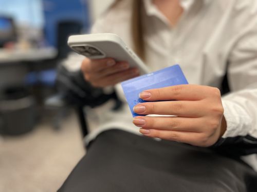 Опрос ВТБ: на что сибиряки разрешают детям тратить деньги в Интернете