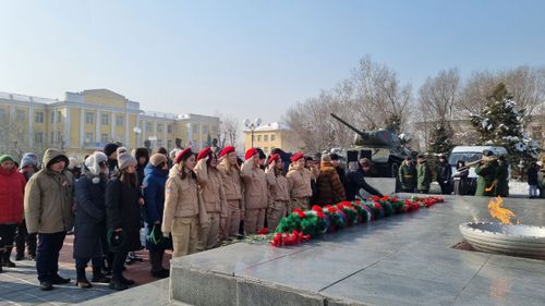 В Туве к мемориалу памяти павшим в День защитника Отечества возложены цветы