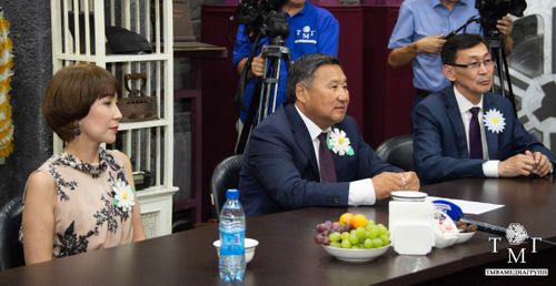 Глава Тувы встретился с супружескими парами, удостоенными медали «За любовь и верность»