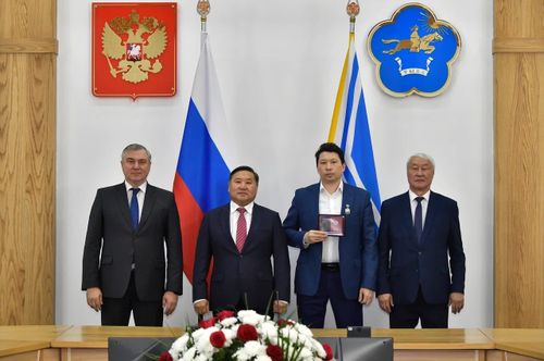 В Туве вручили государственные награды в преддверии Дня народного единства