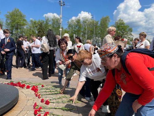Представители тувинского землячества возложили цветы к мемориалу воинов-сибиряков