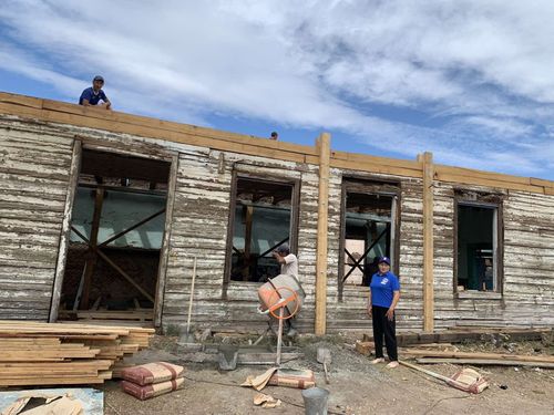 В селе Чыраа-Бажы полным ходом идет ремонт местной школы