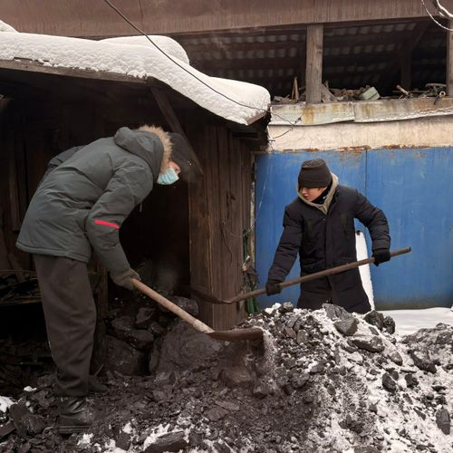 Волонтёры движения «Добрые сердца Тувы» помогли ветерану Великой Отечественной войны с уборкой и заготовкой угля