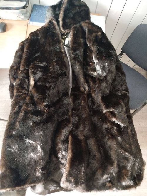 Пенсионерку из Тандинского района обманули при продаже норковой шубы и дубленки, похитив 100 000 рублей