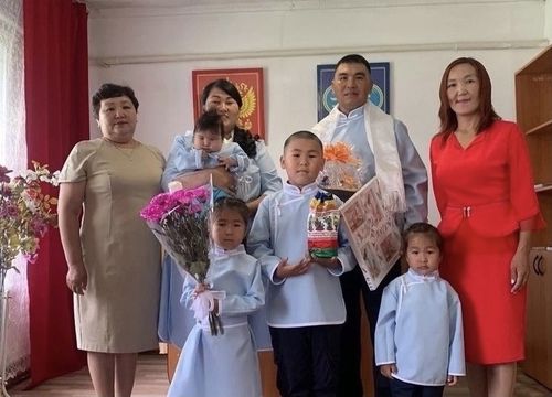 Таңдының үлегерлиг аныяк өг-бүлези – Байлак биле Чодураа Мумбарлар