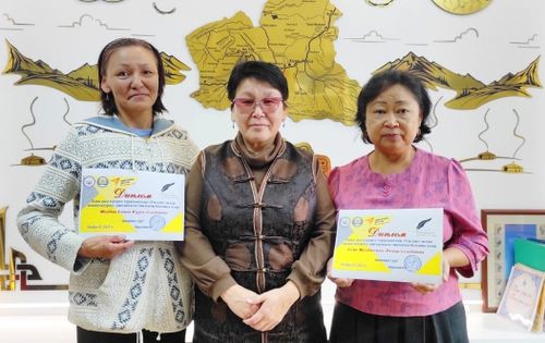 Тыва дыл хүнүнге тураскааткан "Үш үне" деп этнокультурлуг диктантының Чеди-Хөлден тиилекчилерин кожууннуң төп ном саңы таныштырган.