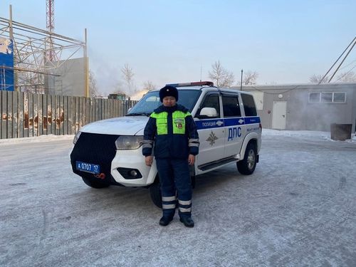 "Не все герои носят плащи": инспекторы ДПС Тувы помогли водителю и пассажирам, застрявшим на трассе в сильный мороз