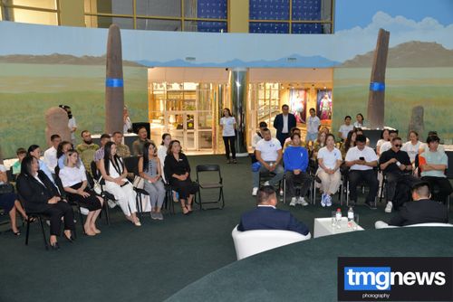 Во Дворце молодёжи состоялась встреча заместителя председателя Правительства Тувы с молодыми предпринимателями и блогерами