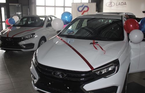 В Туве двум жителям республики вручили ключи от новых автомобилей в рамках мер социальной поддержки