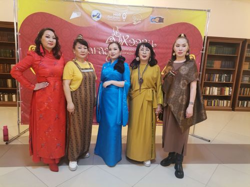 Соединение культуры и стиля: в Туве прошёл показ моды «Шагаа Хээзи»