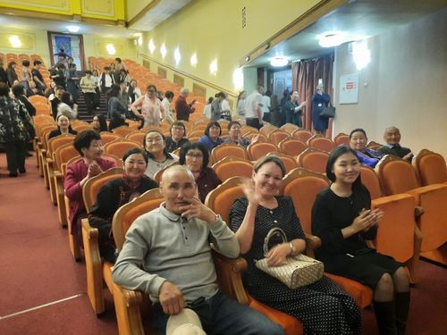 Участники СВО и члены их семей посмотрели известный спектакль в Национальном театре Тувы