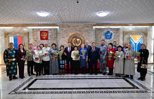 Тываның Баштыңы Шагаа бүдүүзүнде күрүне шаңналдарын тывыскан