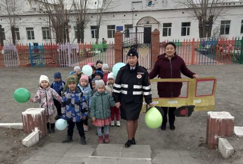 В Туве сотрудники полиции проводят профилактические мероприятия с юными участниками дорожного движения