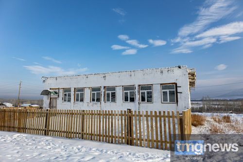 Жители села Чал-Кежиг своими усилиями ремонтируют спортивный зал