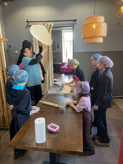 Кулинарные каникулы: В Туве дети героев СВО учатся готовить пиццу