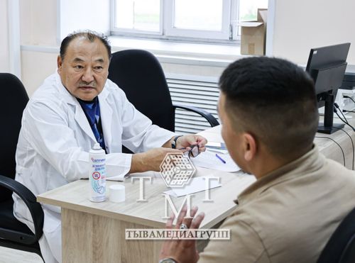 Врач травматолог-ортопед из Москвы Вячеслав Ондар провел личный прием для военнослужащих