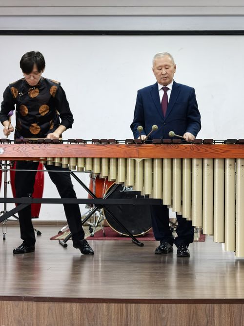 В Кызыле представили редкий ударный инструмент — маримбу