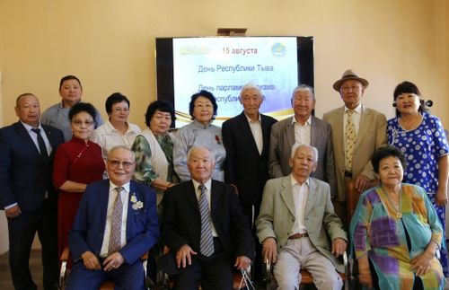 В Верховном Хурале прошла встреча с ветеранами законодательных органов государственной власти Тувы