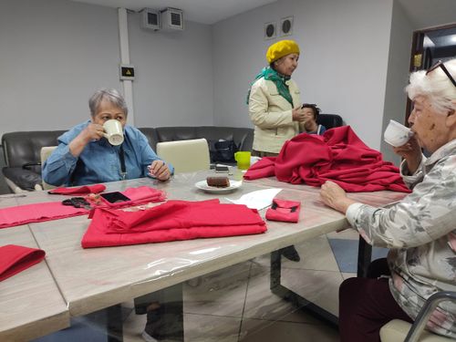 Пенсионеры Сут-Холя шьют опознавательные повязки для участников СВО