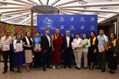 В Полпредстве Тувы прошла церемония награждения волонтеров и сотрудников