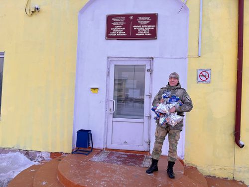 Сотрудник Росгвардии подарил новогодние призы воспитанникам соцучреждения