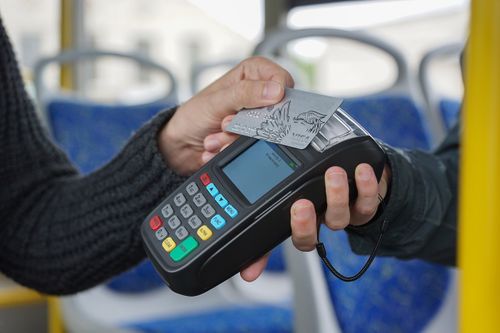 Безнал в автобусах: как частники будут выдавать чеки за проезд?