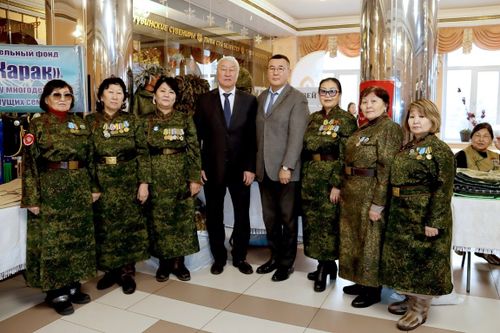 Ярмарка «Выбирай СВОе» в Кызыле: продукция защитников и их семей находит покупателей