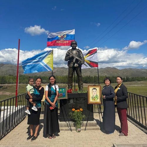 В селе Хонделене установили памятник в честь лейтенанта, участника СВО Алдая Хомушку