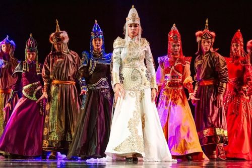 «Эдегей» костюм болгаш сам театры Күрүнениң Кремль ордузунга улуг концертин көргүзер