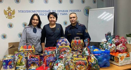 Сотрудники УФСИН России по Туве передали новогодние подарки детям, находящимся в трудной жизненной ситуации