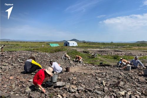 Участники «Движения первых» из Тувы посетили древний памятник Туннуг-1