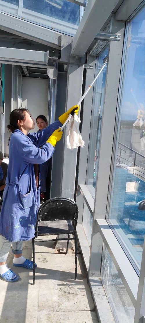 Студенты Кызылского транспортного техникума провели уборку на территории аэропорта