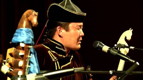 Эдуард Дамдын: "Тувинское горловое пение связано с буквами тувинского алфавита Ө, Ү, Ң"