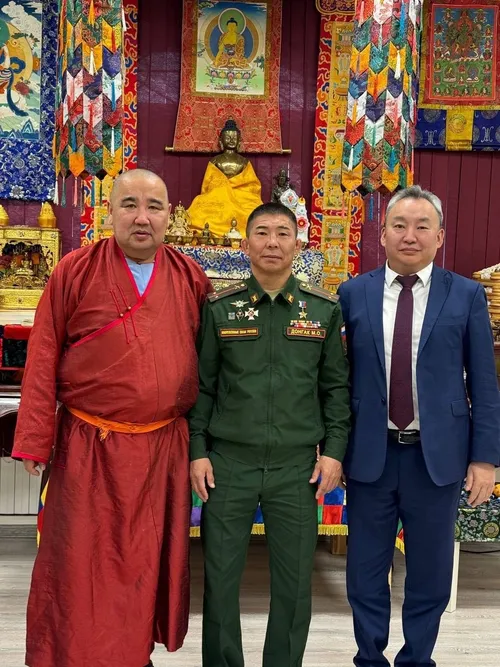 Мергену Донгаку вручили подарок от буддистов России