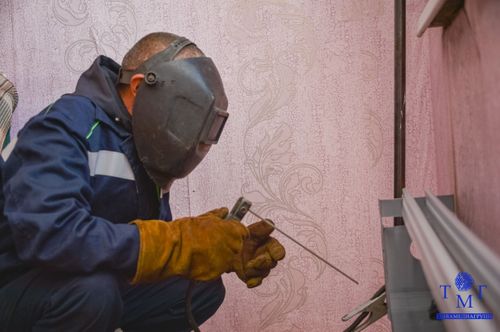 В одном из панельных домов Шагонара меняют конвекторы