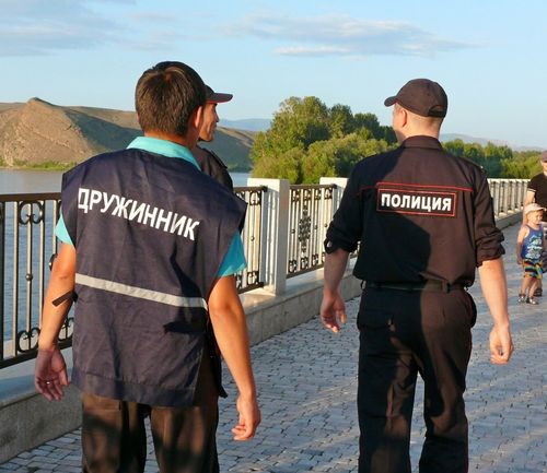 Эки турачы улусчу дружиналар көскү дузаны чедирип турар