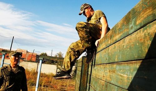 В Туве юнармейцев тренируют ветераны боевых действий